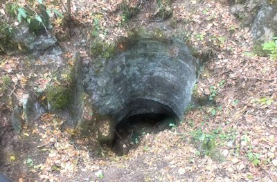 Wo Wasser ist, gibt es Leben, wo es versiegt, wartet der Tod ... aber ist es wirklich so eindeutig? Zisterne in der Burgruine Freienstein