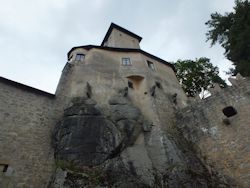 ... dabei stets berragt von der hochaufragenden Kernburg ...