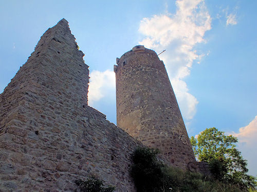 Burgruine Waxenberg: Der mchtige, 30m hohe Bergfried aus dem 15. Jahrhundert hat die Zeiten gut berdauert.