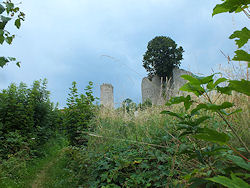 ... das zudem die in Mittelalterkreisen von diversen Festen her bestens bekannte Burgruine beherbergt - hier die Erstaussicht, die sich beim Aufstieg vom Ort auf den Batterieturm und den Bergfried bietet.