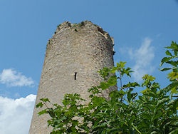 ... mit ihrem dominanten Bergfried vor.