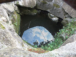 Essenziell fr die Wehrfhigkeit einer Burg: die Wasserversorgung durch Brunnen bzw. Zisterne - auch wenn das heit, ordentlich tief durch den Fels zu graben.