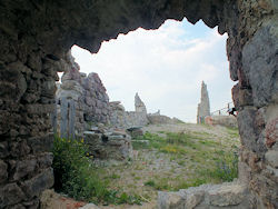 ... offenbart einen Blick auf die recht bizarren berreste der Hauptburg.