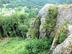 ... ber den Felssporn, auf dem die Burg errichtet wurde, ist unverndert grandios,...