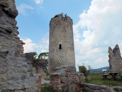 Zurck zum frei zugnglichen Bergfried, ein- und aufgestiegen, ...