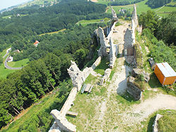 Und natrlich den Blick ber die Reste der Hauptburg ...