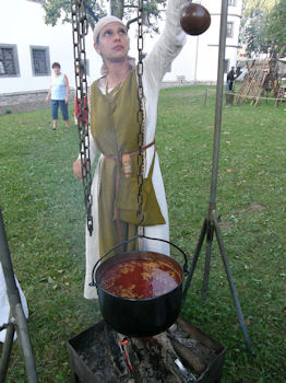 Wenn's dann schon mal brennt, dann kann man ja gleich was ordentliches kochen - Kesselgulasch, welches ausgezeichnet mundete ...